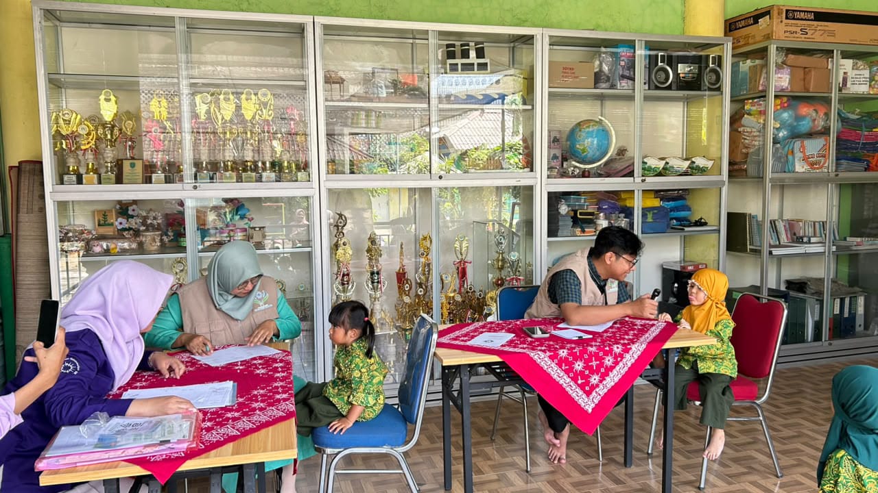 Tim medis RS UMS A.R. Fachrudin melakukan pemeriksaan kesehatan anak usia dini pada murid KB dan TK Alam Muhammadiyah Surya Mentari Surakarta.