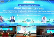 Layar panggung seminar internasional UNIMUGO dan Universiti Malaysia Sabah yang membedah keamanan serta efektivitas pengobatan herbal.