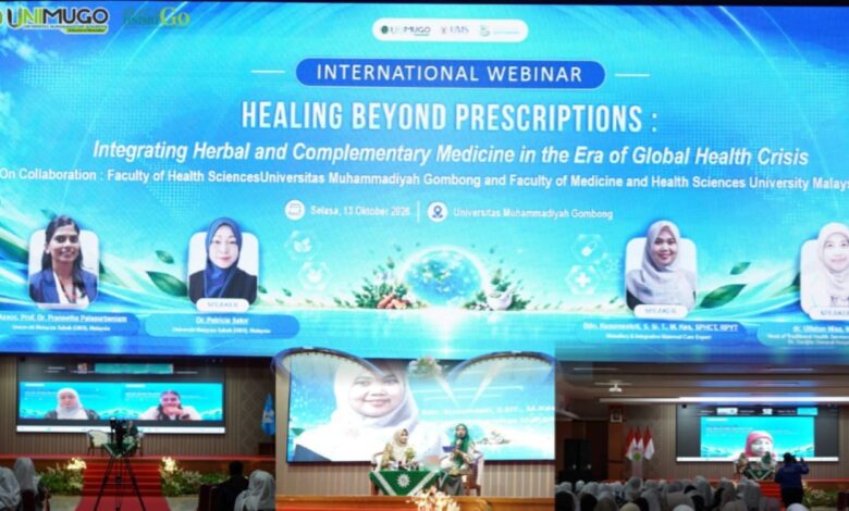 Layar panggung seminar internasional UNIMUGO dan Universiti Malaysia Sabah yang membedah keamanan serta efektivitas pengobatan herbal.