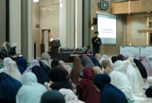 Pembicara memberikan materi public speaking dan personal branding di depan puluhan mahasantri PESMA UMS di dalam masjid.