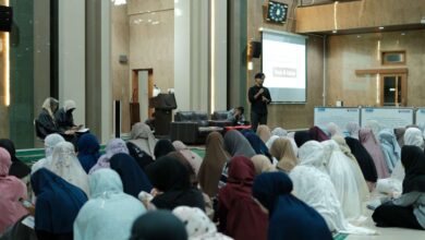 Pembicara memberikan materi public speaking dan personal branding di depan puluhan mahasantri PESMA UMS di dalam masjid.