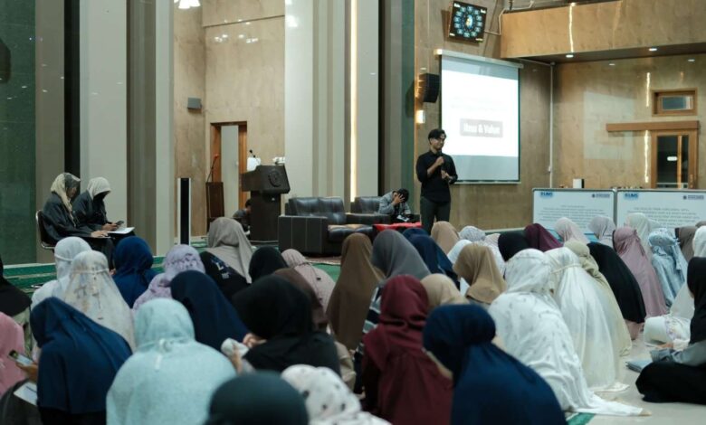 Pembicara memberikan materi public speaking dan personal branding di depan puluhan mahasantri PESMA UMS di dalam masjid.