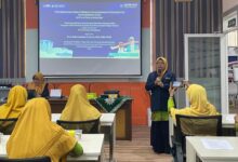 Ketua Tim Pengabdian FK UMS Dr dr Anika Candrasari memberikan materi pelatihan kader kesehatan untuk rintisan Sekolah Lansia Aisyiyah Colomadu