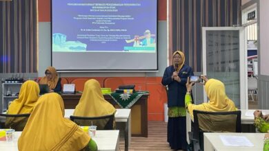 Ketua Tim Pengabdian FK UMS Dr dr Anika Candrasari memberikan materi pelatihan kader kesehatan untuk rintisan Sekolah Lansia Aisyiyah Colomadu