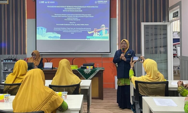 Ketua Tim Pengabdian FK UMS Dr dr Anika Candrasari memberikan materi pelatihan kader kesehatan untuk rintisan Sekolah Lansia Aisyiyah Colomadu