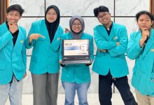 Lima mahasiswa UMS berjas almamater tosika menampilkan presentasi laptop inovasi NECIS untuk PIMNAS 2026.