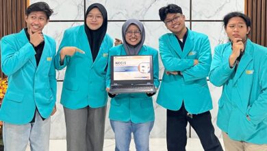 Lima mahasiswa UMS berjas almamater tosika menampilkan presentasi laptop inovasi NECIS untuk PIMNAS 2026.