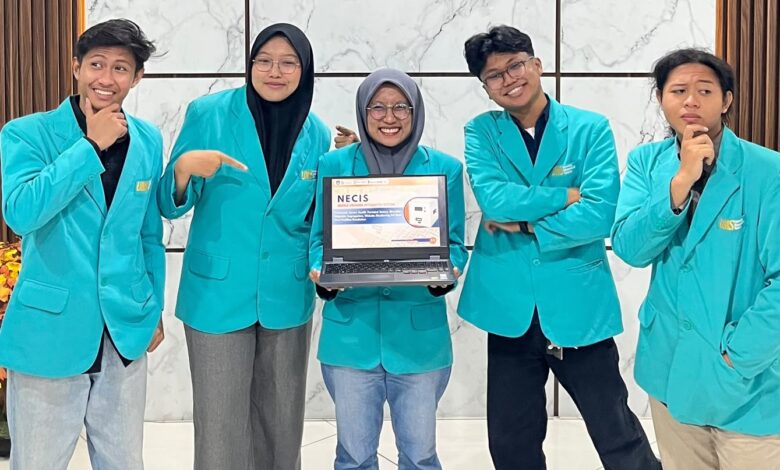 Lima mahasiswa UMS berjas almamater tosika menampilkan presentasi laptop inovasi NECIS untuk PIMNAS 2026.