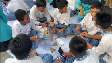 Siswa MI Muhammadiyah Gedongan duduk melingkar sambil mengecat dan menghias galon bekas menjadi tempat sampah edukasi pemilahan sampah UMS.