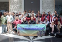 UMS lepas tim mahasiswa kontingen Abdidaya Ormawa 2026 dan Kompetisi Jembatan Indonesia saat pelepasan di Lobby Gedung Induk Siti Walidah.