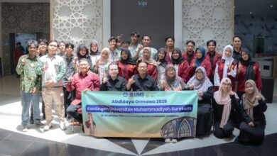 UMS lepas tim mahasiswa kontingen Abdidaya Ormawa 2026 dan Kompetisi Jembatan Indonesia saat pelepasan di Lobby Gedung Induk Siti Walidah.