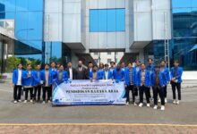 Mahasiswa PBA UMP kunjungi LIPIA Jakarta foto bersama pimpinan di depan gedung kampus