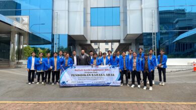 Mahasiswa PBA UMP kunjungi LIPIA Jakarta foto bersama pimpinan di depan gedung kampus