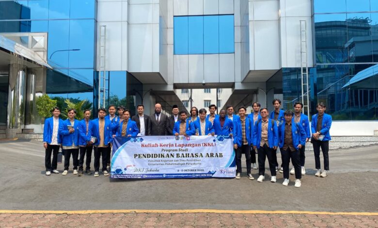 Mahasiswa PBA UMP kunjungi LIPIA Jakarta foto bersama pimpinan di depan gedung kampus