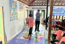 Mahasiswa Fisioterapi UMS mendampingi lansia saat pemeriksaan keseimbangan lansia dengan tes Fukuda di Karanganyar.