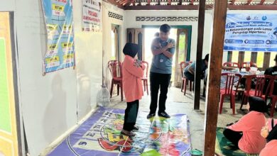 Mahasiswa Fisioterapi UMS mendampingi lansia saat pemeriksaan keseimbangan lansia dengan tes Fukuda di Karanganyar.