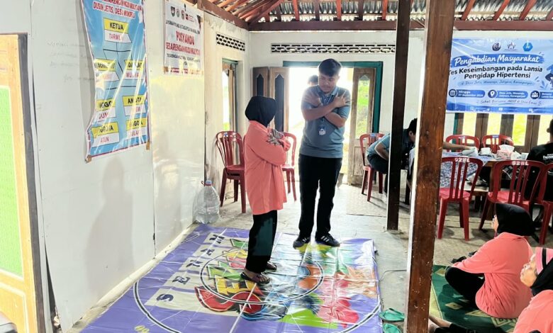 Mahasiswa Fisioterapi UMS mendampingi lansia saat pemeriksaan keseimbangan lansia dengan tes Fukuda di Karanganyar.