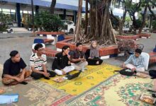 Suasana diskusi KIHAJAR BEM FAI dan BEM FKIP UMS membahas isu darurat pendidikan nasional di ruang terbuka kampus.