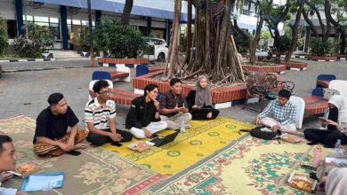 Suasana diskusi KIHAJAR BEM FAI dan BEM FKIP UMS membahas isu darurat pendidikan nasional di ruang terbuka kampus.
