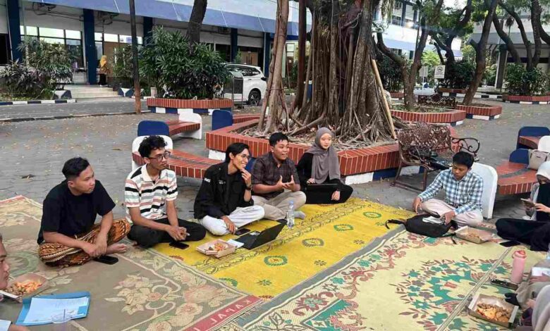 Suasana diskusi KIHAJAR BEM FAI dan BEM FKIP UMS membahas isu darurat pendidikan nasional di ruang terbuka kampus.