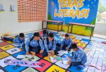 Siswa SMP Muhammadiyah Keling belajar membaca buku di atas karpet permainan edukatif Teras Literasi.