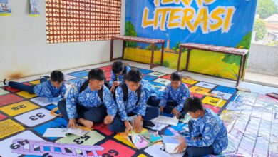 Siswa SMP Muhammadiyah Keling belajar membaca buku di atas karpet permainan edukatif Teras Literasi.
