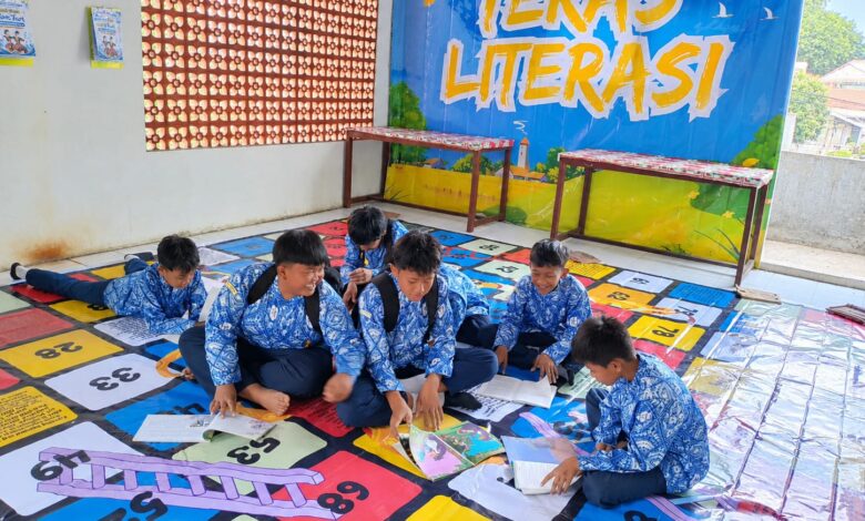Siswa SMP Muhammadiyah Keling belajar membaca buku di atas karpet permainan edukatif Teras Literasi.