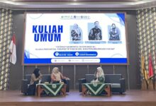 Tiga pemateri dan moderator menyampaikan materi pada kuliah umum kesehatan mental dan hukum digital di Auditorium Kasman Singodimedjo UMPWR.