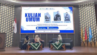 Tiga pemateri dan moderator menyampaikan materi pada kuliah umum kesehatan mental dan hukum digital di Auditorium Kasman Singodimedjo UMPWR.
