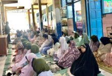 Siswi SD Muhammadiyah PK Banyudono menyimak kajian Fiqhun Nisa tentang fikih perempuan dan adab Islam di selasar sekolah.