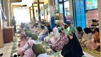 Siswi SD Muhammadiyah PK Banyudono menyimak kajian Fiqhun Nisa tentang fikih perempuan dan adab Islam di selasar sekolah.