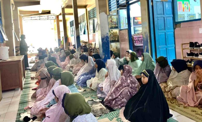 Siswi SD Muhammadiyah PK Banyudono menyimak kajian Fiqhun Nisa tentang fikih perempuan dan adab Islam di selasar sekolah.