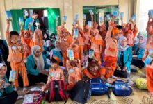 Anak-anak TK Aisyiyah Malangjiwan memamerkan Celengan Target bersama mahasiswa Pendidikan Akuntansi UMS saat edukasi literasi keuangan anak.