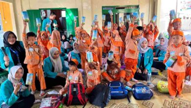 Anak-anak TK Aisyiyah Malangjiwan memamerkan Celengan Target bersama mahasiswa Pendidikan Akuntansi UMS saat edukasi literasi keuangan anak.