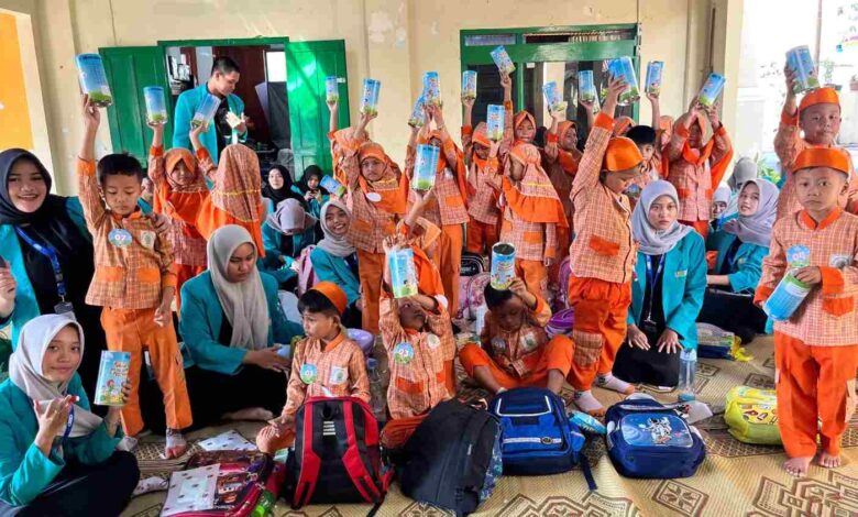Anak-anak TK Aisyiyah Malangjiwan memamerkan Celengan Target bersama mahasiswa Pendidikan Akuntansi UMS saat edukasi literasi keuangan anak.