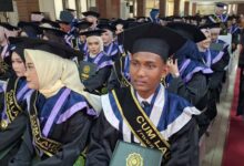 Irwan, mahasiswa penjual nasi goreng yang lulus cumlaude, mengenakan toga dan selempang wisuda di Universitas Muhammadiyah Pekajangan Pekalongan (UMPP).