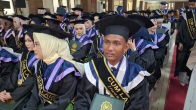 Irwan, mahasiswa penjual nasi goreng yang lulus cumlaude, mengenakan toga dan selempang wisuda di Universitas Muhammadiyah Pekajangan Pekalongan (UMPP).