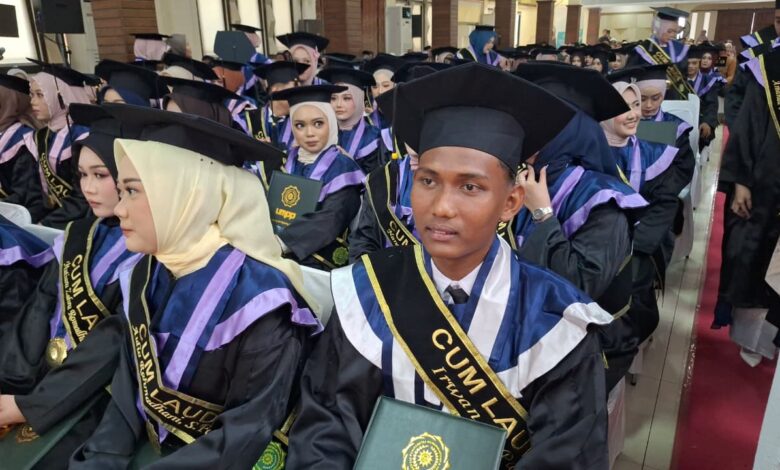 Irwan, mahasiswa penjual nasi goreng yang lulus cumlaude, mengenakan toga dan selempang wisuda di Universitas Muhammadiyah Pekajangan Pekalongan (UMPP).