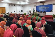 Peserta Baitul Arqam SMK Muhammadiyah 1 Wonosobo mendengarkan pemaparan materi di Hotel Kresna Wonosobo.