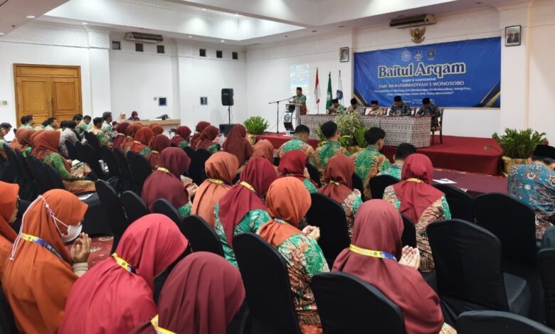Peserta Baitul Arqam SMK Muhammadiyah 1 Wonosobo mendengarkan pemaparan materi di Hotel Kresna Wonosobo.