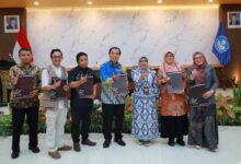 Enam dosen UNIMUS foto bersama Kepala LLDIKTI VI Prof. Palupi sambil memegang berkas SK Profesor dan Lektor Kepala di Gedung A Kantor LLDIKTI Wilayah VI Semarang.