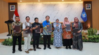 Enam dosen UNIMUS foto bersama Kepala LLDIKTI VI Prof. Palupi sambil memegang berkas SK Profesor dan Lektor Kepala di Gedung A Kantor LLDIKTI Wilayah VI Semarang.