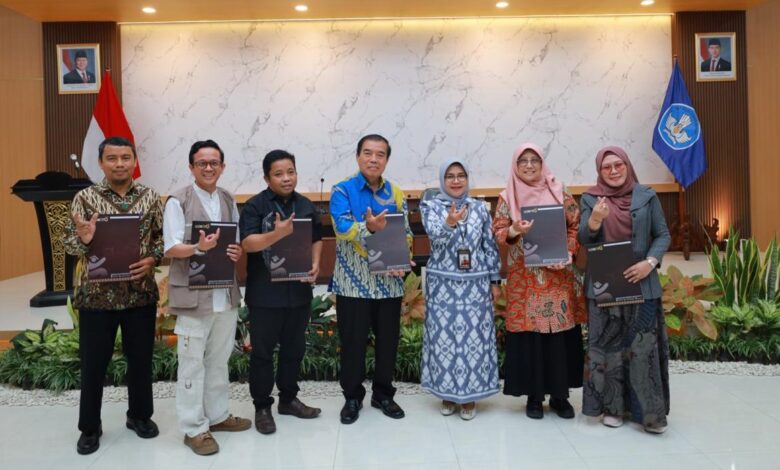 Enam dosen UNIMUS foto bersama Kepala LLDIKTI VI Prof. Palupi sambil memegang berkas SK Profesor dan Lektor Kepala di Gedung A Kantor LLDIKTI Wilayah VI Semarang.