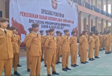 Para siswa SMA Taruna Muhammadiyah Muntilan berdiri tegap mengikuti Upacara Penutupan Pendidikan Dasar Kedisiplinan Kepemimpinan di halaman sekolah.