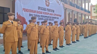 Para siswa SMA Taruna Muhammadiyah Muntilan berdiri tegap mengikuti Upacara Penutupan Pendidikan Dasar Kedisiplinan Kepemimpinan di halaman sekolah.