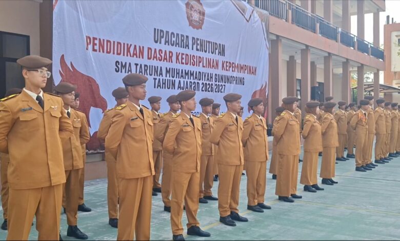 Para siswa SMA Taruna Muhammadiyah Muntilan berdiri tegap mengikuti Upacara Penutupan Pendidikan Dasar Kedisiplinan Kepemimpinan di halaman sekolah.