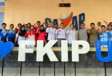 Jajaran pimpinan FKIP UMS foto bersama mahasiswa atlet Pendidikan Jasmani usai pelepasan menuju Porprov Jateng 2026.