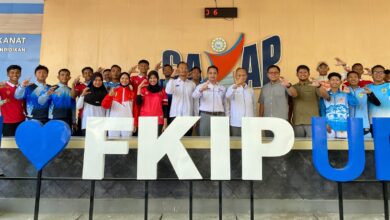 Jajaran pimpinan FKIP UMS foto bersama mahasiswa atlet Pendidikan Jasmani usai pelepasan menuju Porprov Jateng 2026.