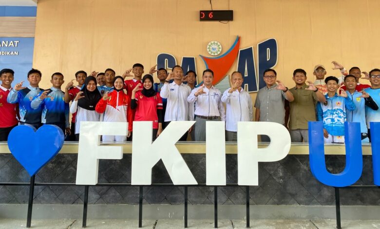 Jajaran pimpinan FKIP UMS foto bersama mahasiswa atlet Pendidikan Jasmani usai pelepasan menuju Porprov Jateng 2026.