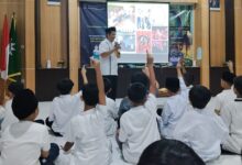 Narasumber memberikan materi interaktif kepada para siswa yang mengacungkan tangan dalam kegiatan Baitul Arqam SD Muhammadiyah PK Solo.